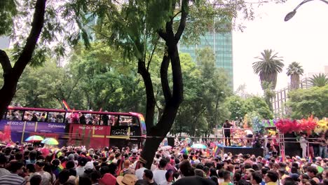 Aufnahme-Von-Menschen,-Die-Bei-Der-Pride-Parade-In-Mexiko-Stadt-Feiern-Und-Tanzen