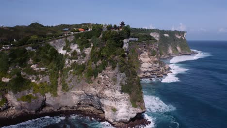 Imposing-and-craggy-limestone-cliffs-of-Bukit-Peninsula,-Uluwatu,-Bali