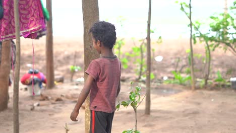 Un-Niño-Iluminado-Caminando-Con-Cara-Sonriente-En-Karnataka,-Mysore,-India