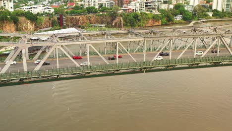 Drohnenansicht-Story-Brücke-Und-Verkehr-Nach-Flussüberschwemmungen,-Brisbane,-Australien