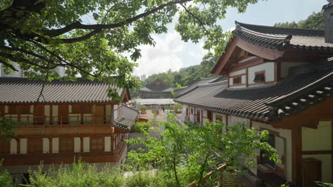 Arquitectura-En-Antiguos-Edificios-Tradicionales-Coreanos-En-El-Templo-Budista-Bongeunsa-En-Seúl,-Corea-Del-Sur