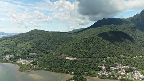 Drone-4k-Volando-Sobre-Una-Hermosa-Isla-Montañosa-En-Sai-Kung,-Hong-Kong