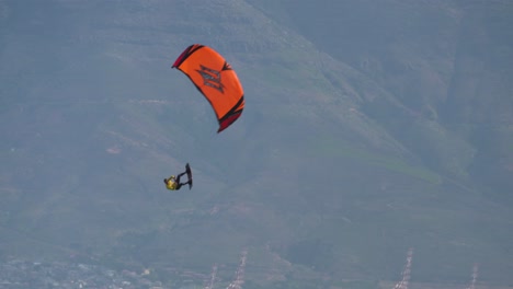 Kiteboarder-Stig-Hoefnagel-Lanza-Un-Gran-Salto-Desde-Una-Ola,-Red-Bull-Kota-2021