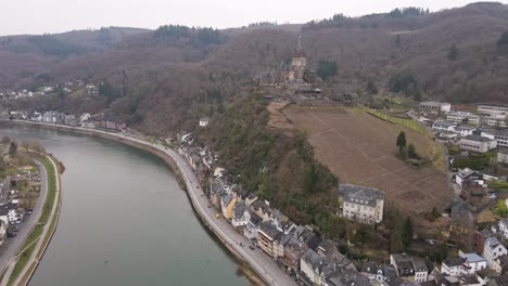 Vuelo-De-Drones-Hacia-El-Castillo-De-Cochem-Sobre-El-Río-Moselle-Con-Vistas-A-Esta-Ciudad-Alemana-Increíblemente-Hermosa