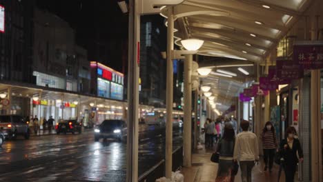 Kyoto-Rainy-Night-Establishing-Shot-of-Streets-and-Japanese-People