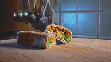 Low-Carb-Tortilla-Wrap,-Gefüllt-Mit-Putenhackfleisch-Und-Brokkoli
