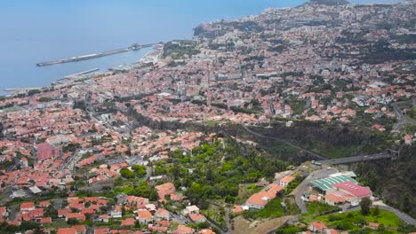 Schwenkaufnahme-Eines-Aussichtspunkts-In-Der-Nähe-Von-Funchal,-Madeira,-Portugal