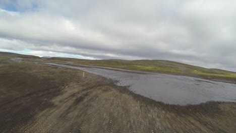 Auto-An-Bord-Im-Isländischen-Hochland