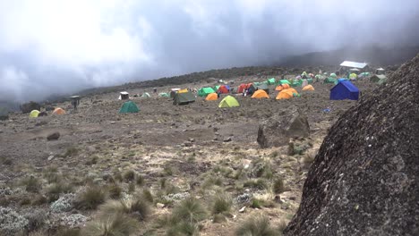 Weitwinkelaufnahme-Eines-Wandercamps-Am-Kilimandscharo-Mit-Zelten-Und-Hütten
