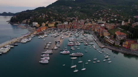 Barcos-En-El-Puerto-De-Portofino-En-Una-Hermosa-Tarde-En-La-Costa-De-Italia---Antena