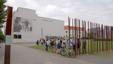 Gruppe-Von-Touristen-An-Der-Berühmten-Gedenkstätte-Berliner-Mauer-In-Der-Bernauer-Straße
