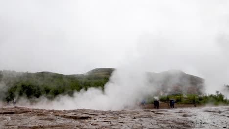 Iceland-Geyser-in-Golden-Circle-with-slow-moving-steam