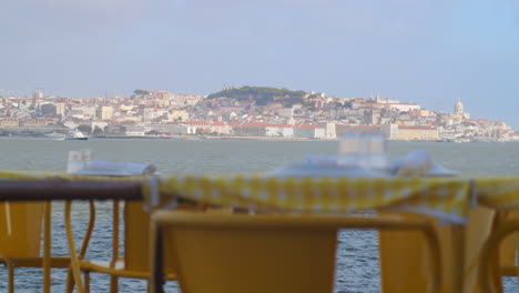 Leeres-Restaurant-über-Dem-Fluss-Tejo-In-Portugal