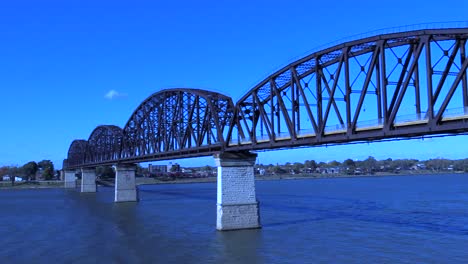 Puente-Peatonal-Sobre-El-Río-Ohio-En-Louisville-Kentucky