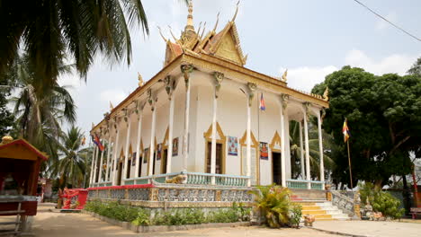 Tempel-Auf-Schwimmendem-Dorf-In-Kambodscha