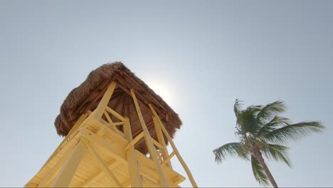 Torre-De-Rescate-Colorida-En-Una-Hermosa-Playa-Tropical-En-Un-Día-Soleado
