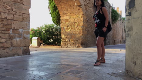 Mujer-Caminando-Por-Las-Calles-De-Un-Pueblo-Medieval