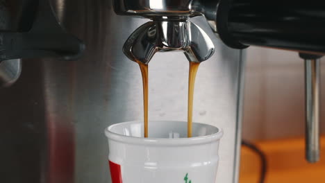 Café-Que-Fluye-Suavemente-En-Una-Taza-De-Espresso
