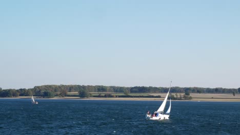 Bootsfahrt-Auf-Einem-Wunderschönen-See---4k