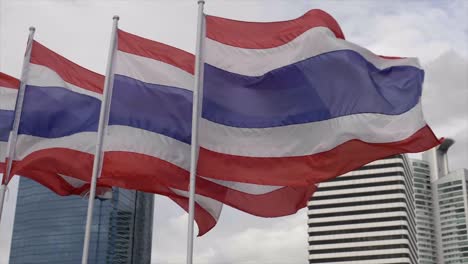 Múltiples-Banderas-De-Tailandia-A-Cámara-Lenta-Soplando-En-El-Viento