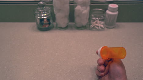 Mann-öffnet-Eine-Tablettenflasche-Und-Nimmt-Opioid-An-Seinem-Badezimmerwaschtisch-2