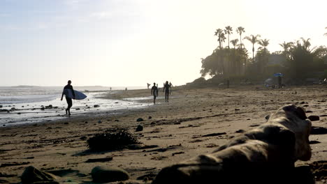 Surfistas-Con-Tablas-De-Surf-Caminando-Por-La-Playa-Hasta-El-Punto-Rincón-En-California-Para-Remar-Y-Atrapar-Una-Ola