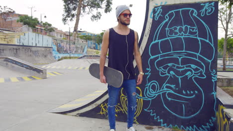 Kleiner-Junge-Mit-Skateboard-In-Einem-Straßenpark