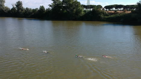 Schwimmwettbewerb-Auf-Dem-Fluss