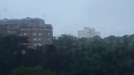 Eine-Zeitlupenaufnahme-Durch-Ein-Mit-Regentropfen-Bedecktes-Fenster-In-Bournemouth,-England