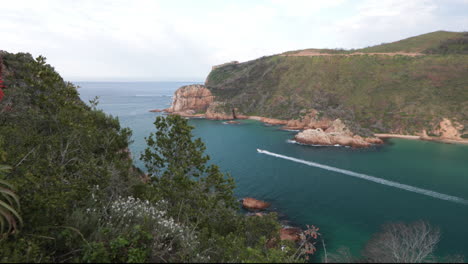 A-beautiful-summers-day-overlooking-the-Knysna-HEads-from-a-viewpoint-with-boats-coming-in-and-out-of-the-Indian-Ocean