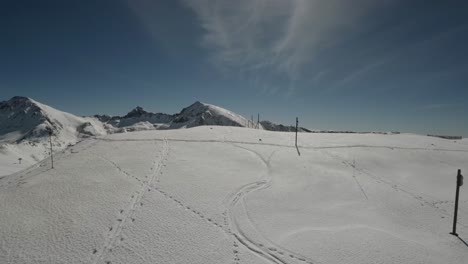 Skifahren-Mit-Einer-Wunderschönen-Luftaufnahme-Der-Bergdecke-Mit-Schnee-An-Einem-Sonnigen-Tag