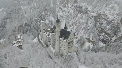 Luftaufnahme-Von-Neuschwanstein,-Der-Im-Winter-Auf-Die-Spitze-Des-Schlosses-Fliegt