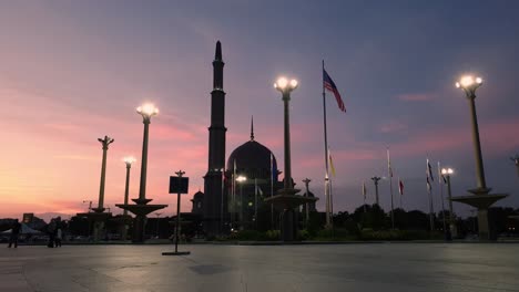 Sillhouette-De-La-Mezquita-De-Putra-En-Putrajaya,-Malasia-En-La-Noche-Durante-La-Puesta-De-Sol