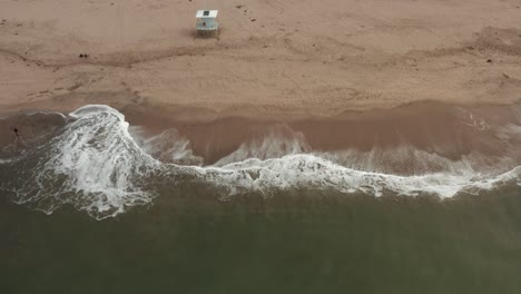 Drohnenaufnahme-Des-Strandufers-Mit-Rettungsschwimmertürmen-Am-Strand-In-Santa-Cruz
