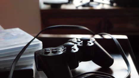 Ein-Videospiel-Controller-Und-Ein-Composite-Video-Kabel-Liegen-Auf-Einem-Gaming-Schreibtisch