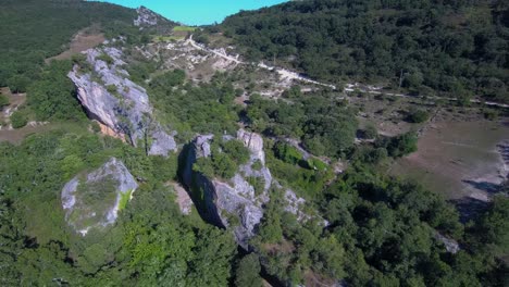Dies-Ist-Eine-Luftaufnahme-Eines-Berggipfels-In-Spanien-Mit-Einer-Drohne-In-4K