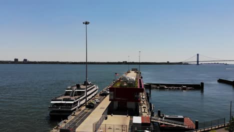 Wir-Erheben-Uns-über-Einer-NYFD-Barkasse-Auf-Der-Staten-Island-Seite-Des-New-Yorker-Hafens