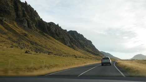 Authentische-Roadtrip-Ansichten-In-Island