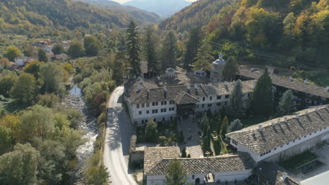 Luftaufnahme:-Atemberaubender-Blick-Auf-Das-Trojanische-Kloster-Mitten-Im-Balkangebirge