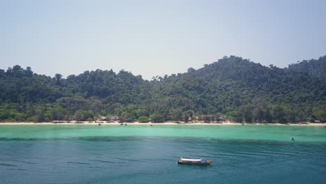Luftaufnahme-Einer-üppigen-Insel-Mit-Strand-Und-Wunderschönem-Wasser-In-Thailand
