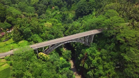 Flug-über-Die-Brücke-Von-Bali,-Indonesien