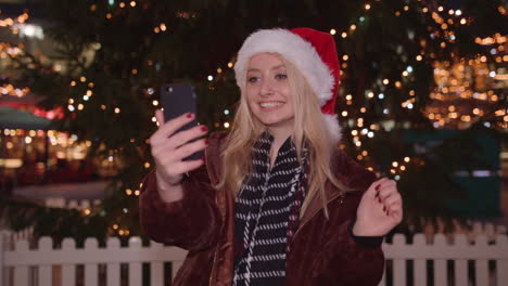 Junge-Dame-Macht-Selfie-Vor-Riesigem-Weihnachtsbaum