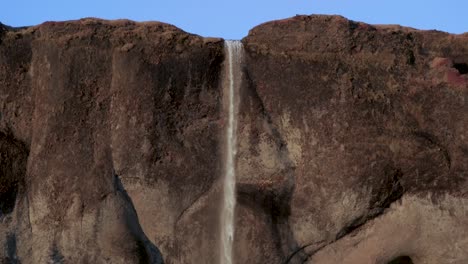 Enge-Zeitlupe-Eines-Hohen-Wasserfalls