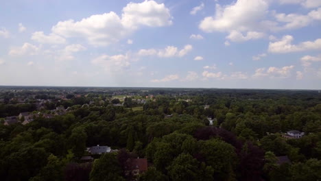Ein-Drohnenflug-über-Den-Wald-Und-Das-Dorf-Kempen-In-Belgien-In-Der-Nähe-Von-Antwerpen