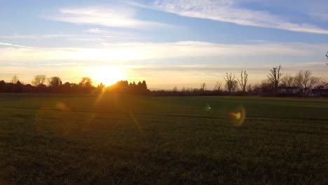 Schneller-Drohnenflug-über-Dem-Winterfeld-Bei-Sonnenuntergang