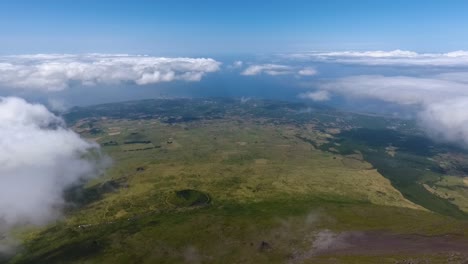 Volando-Alto-Sobre-Las-Nubes-En-La-Isla-De-Pico-En-Las-Azores,-Portugal