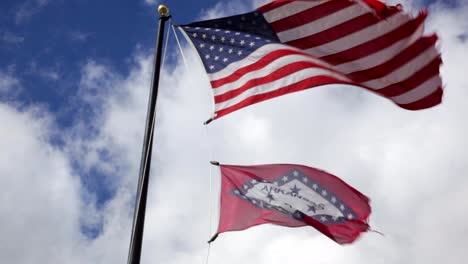 Die-Flagge-Der-Vereinigten-Staaten-Und-Die-Flagge-Des-Bundesstaates-Arkansas-Repräsentieren-Zusammen-Den-Baker-Fancher-Wagenzug,-Der-Von-Den-Mormonen-Am-Denkmal-Für-Das-Mountain-Meadows-Massaker-In-Utah-Abgeschlachtet-Wurde