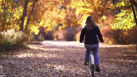 Mädchen,-Das-In-Den-Herbstfarben-Des-Novembers-Fahrrad-Fährt