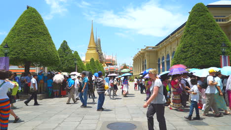 Bangkok-Thailand---Circa-Time-lapse-of-the-crowd-of-people-outside-the-Temple-of-the-Emerald-Buddha-or-Wat-Phra-Kaew-at-Phra-Nahkon-District-in-Bangkok,-Thailand