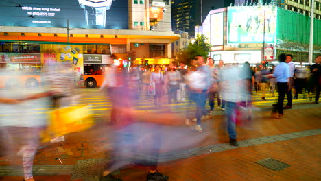 Hong-Kong---Alrededor-Del-Lapso-De-Tiempo-De-Gente-Ocupada-Caminando-En-El-Paso-De-Peatones-En-La-Carretera-De-Tráfico-Con-La-Señalización-En-La-Carretera-De-La-Ciudad-De-Hong-Kong